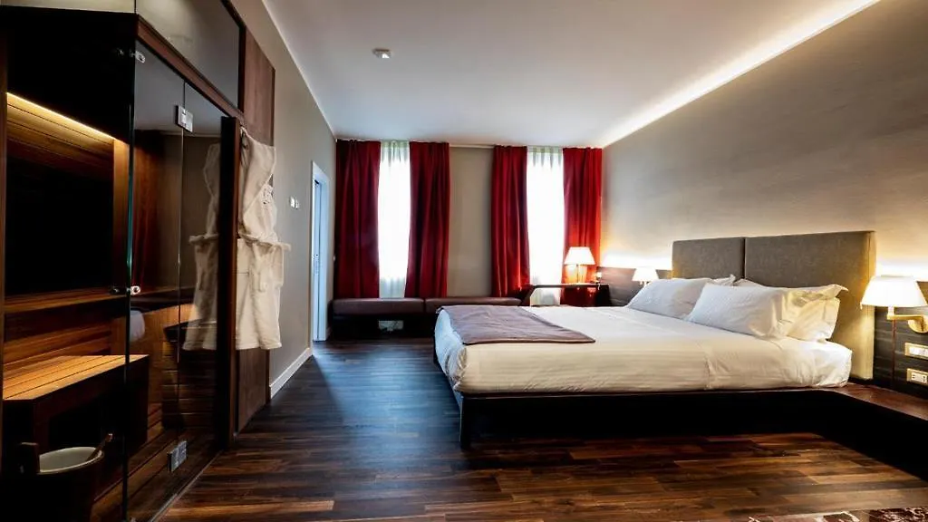 10 Keys Milano Hotel Italy