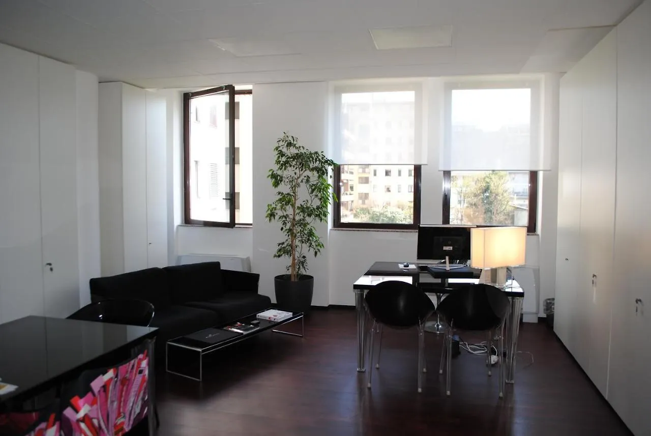 10 Keys Milano Hotel 4*, Milan