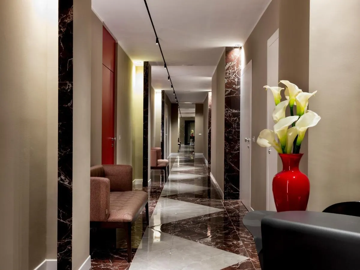 10 Keys Milano Hotel